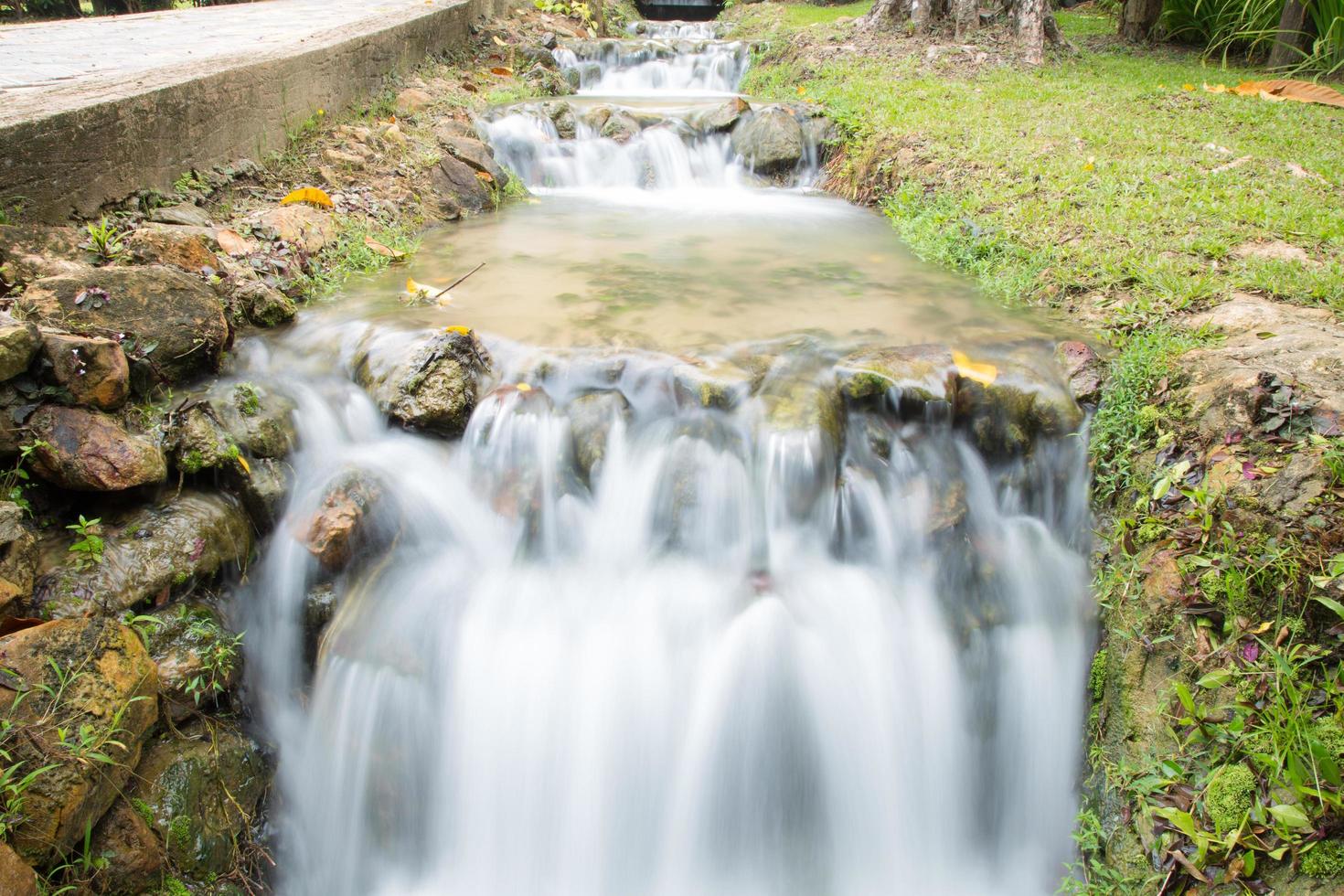 eau qui coule à côté de la route photo