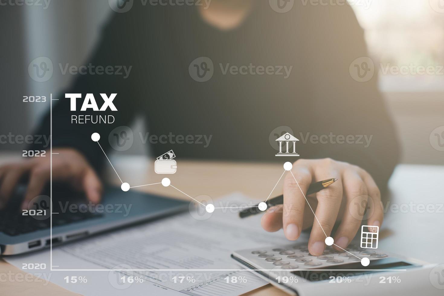 concept d'optimisation du paiement des impôts finance d'entreprise, homme utilisant la calculatrice et l'icône des taxes sur l'écran de la technologie, l'impôt sur le revenu et la propriété, arrière-plan pour les entreprises, les particuliers et les sociétés telles que la TVA photo
