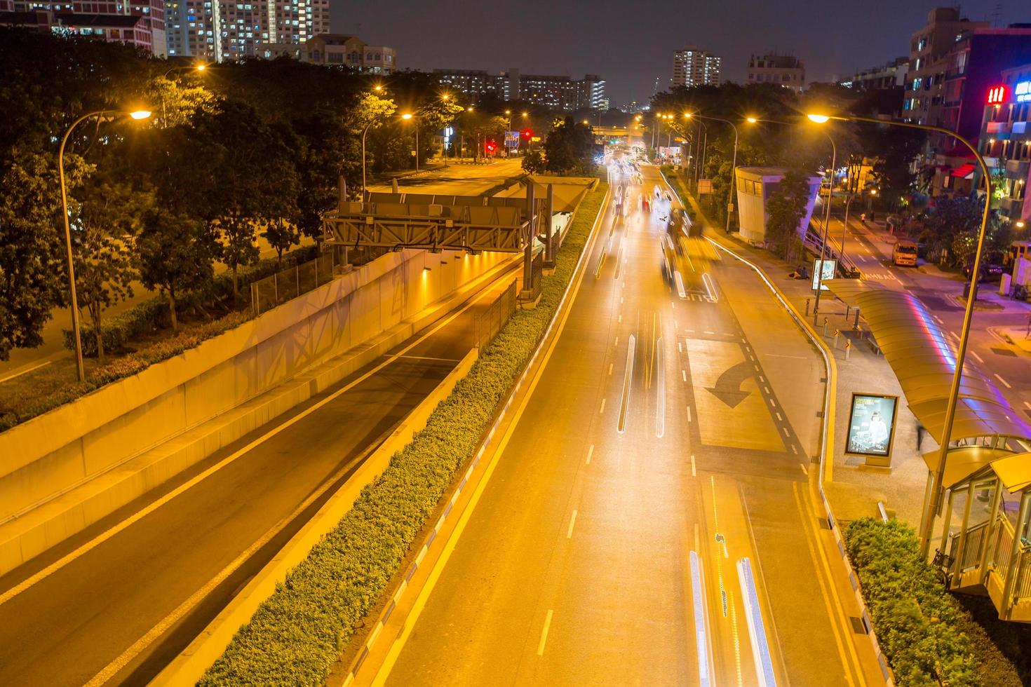 rue et bâtiments à singapour la nuit photo