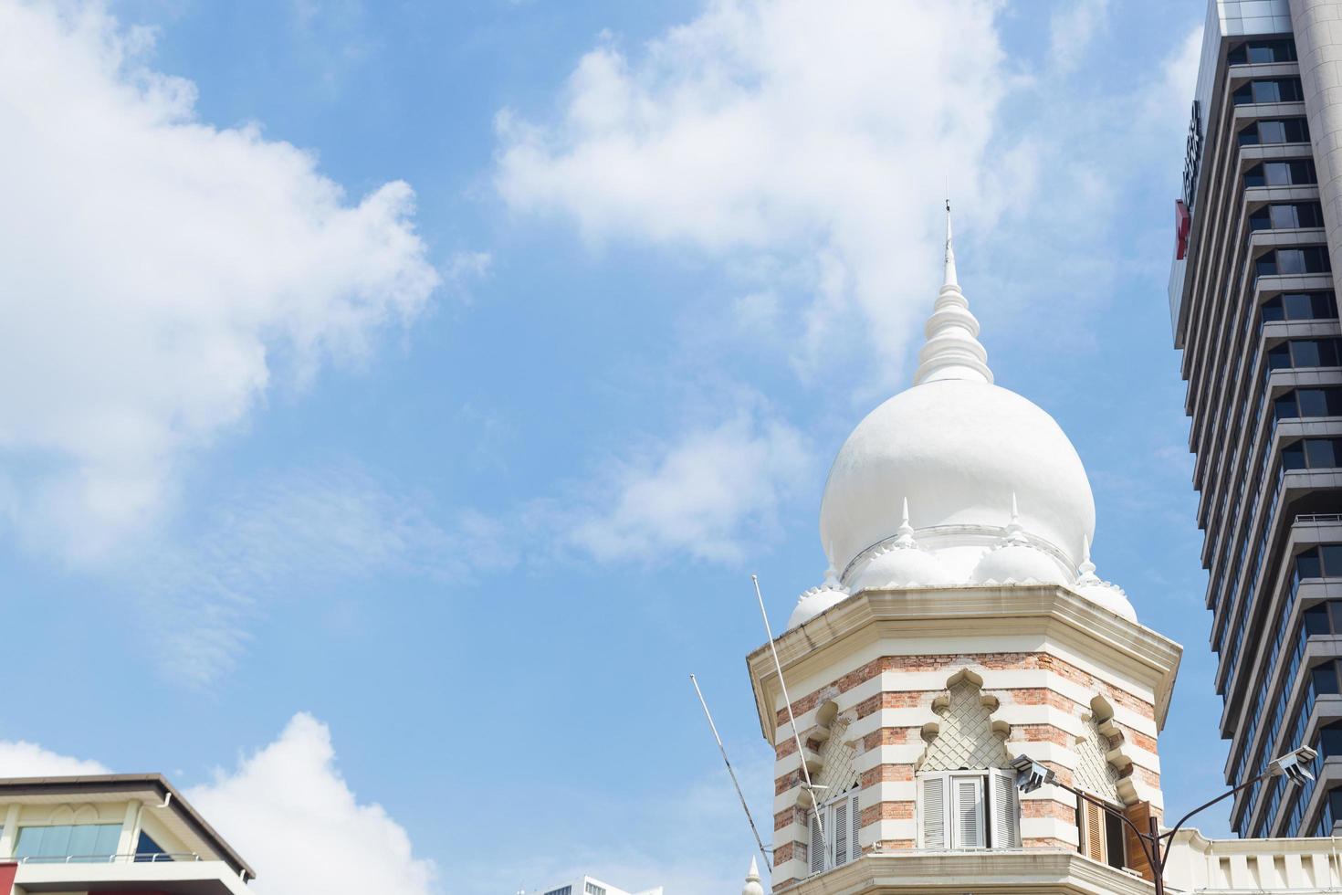 Dôme de la mosquée au centre-ville de Kuala Lumpur photo