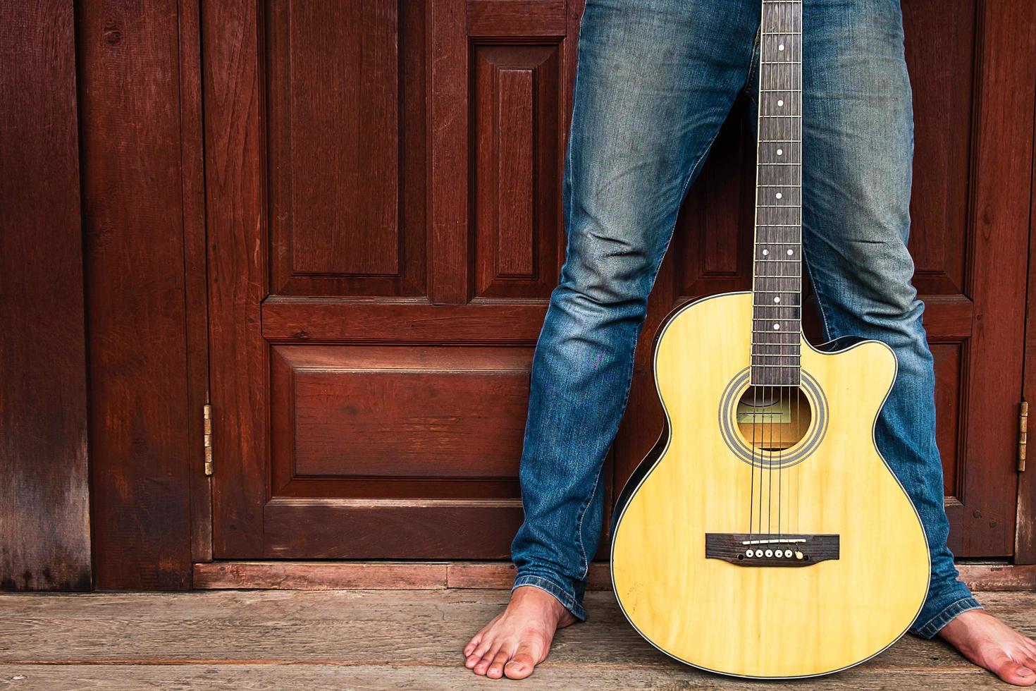 personne tenant une guitare photo