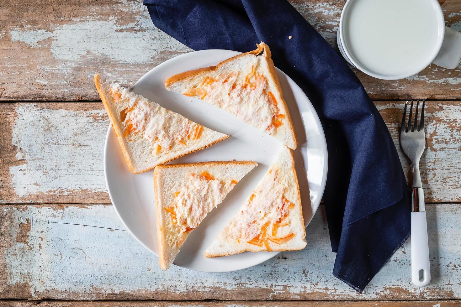 vue de dessus des tranches de pain sur une assiette photo