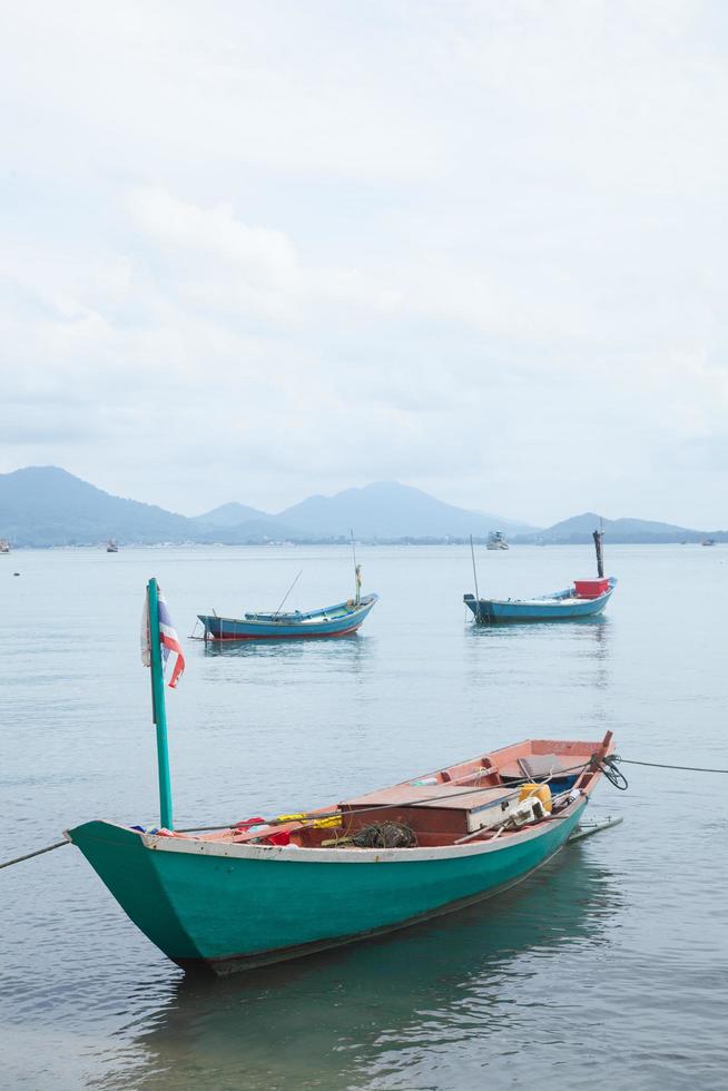 Bateaux de pêche amarrés au rivage en Thaïlande photo