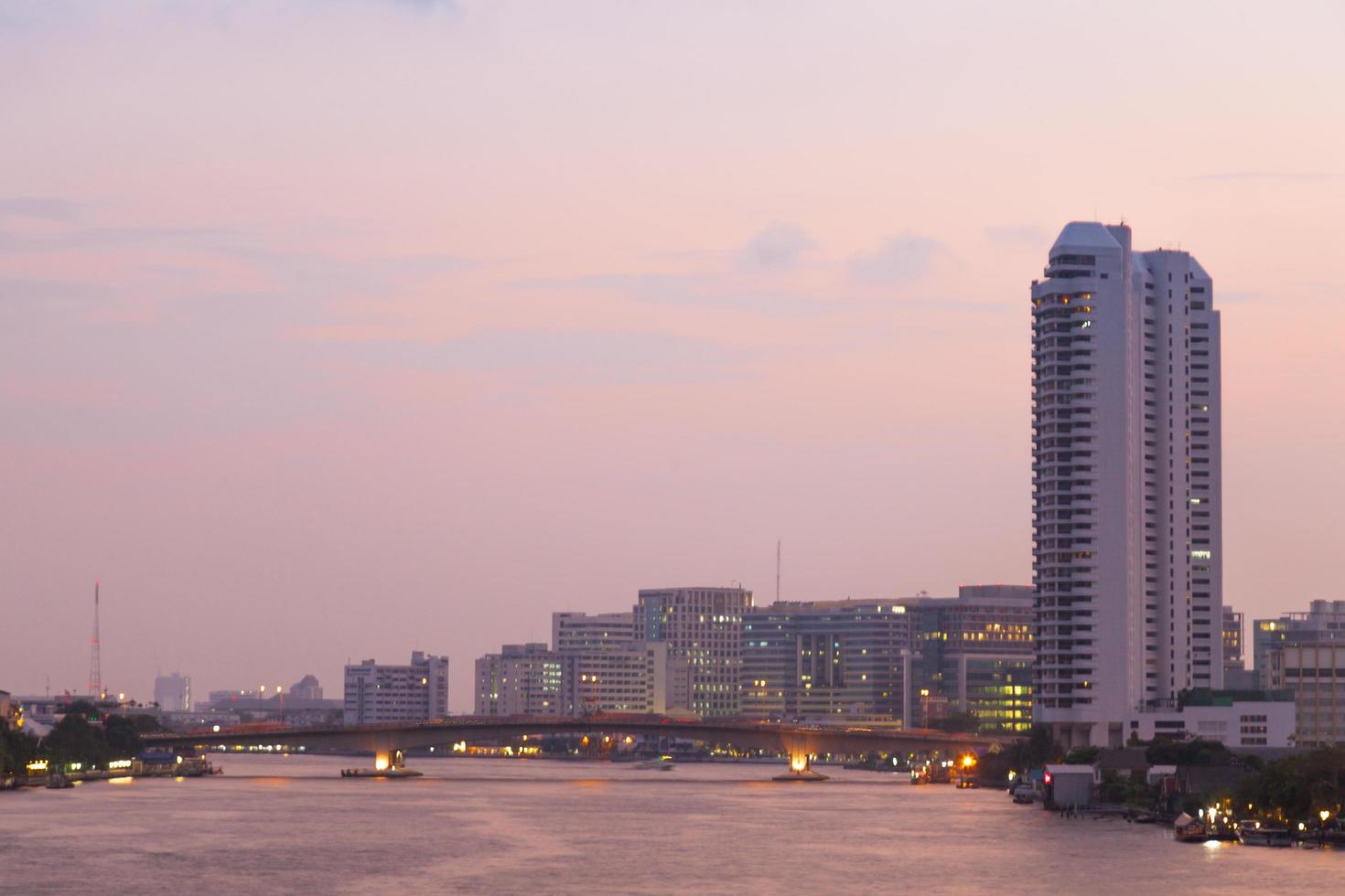 ville de bangkok au coucher du soleil photo