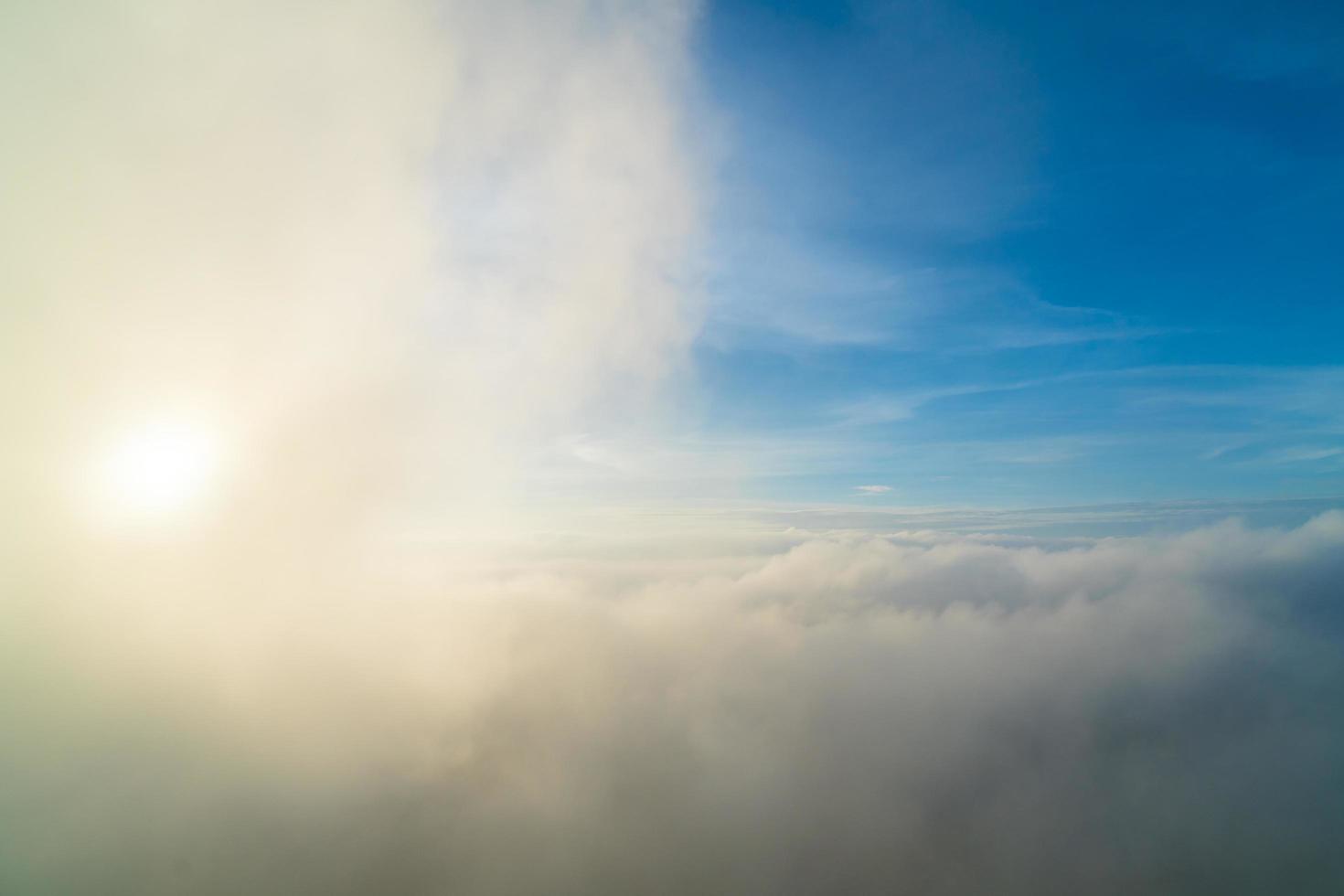 brouillard et ciel le matin photo