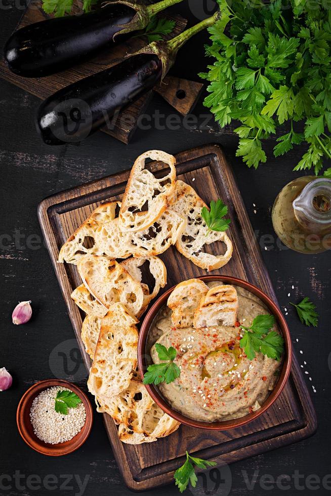 baba ghanoush végétalien Hoummous de aubergine avec assaisonnement, persil et toasts. baba ganousch. milieu est cuisine. Haut voir, aérien photo