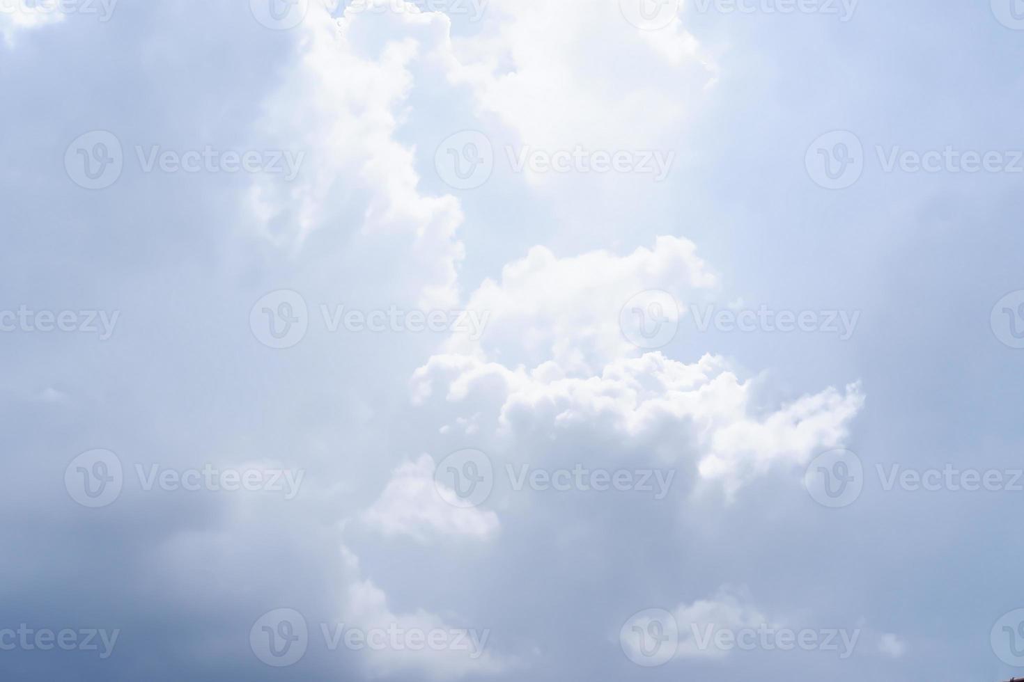 magnifique nuage sur bleu ciel comme une Contexte photo