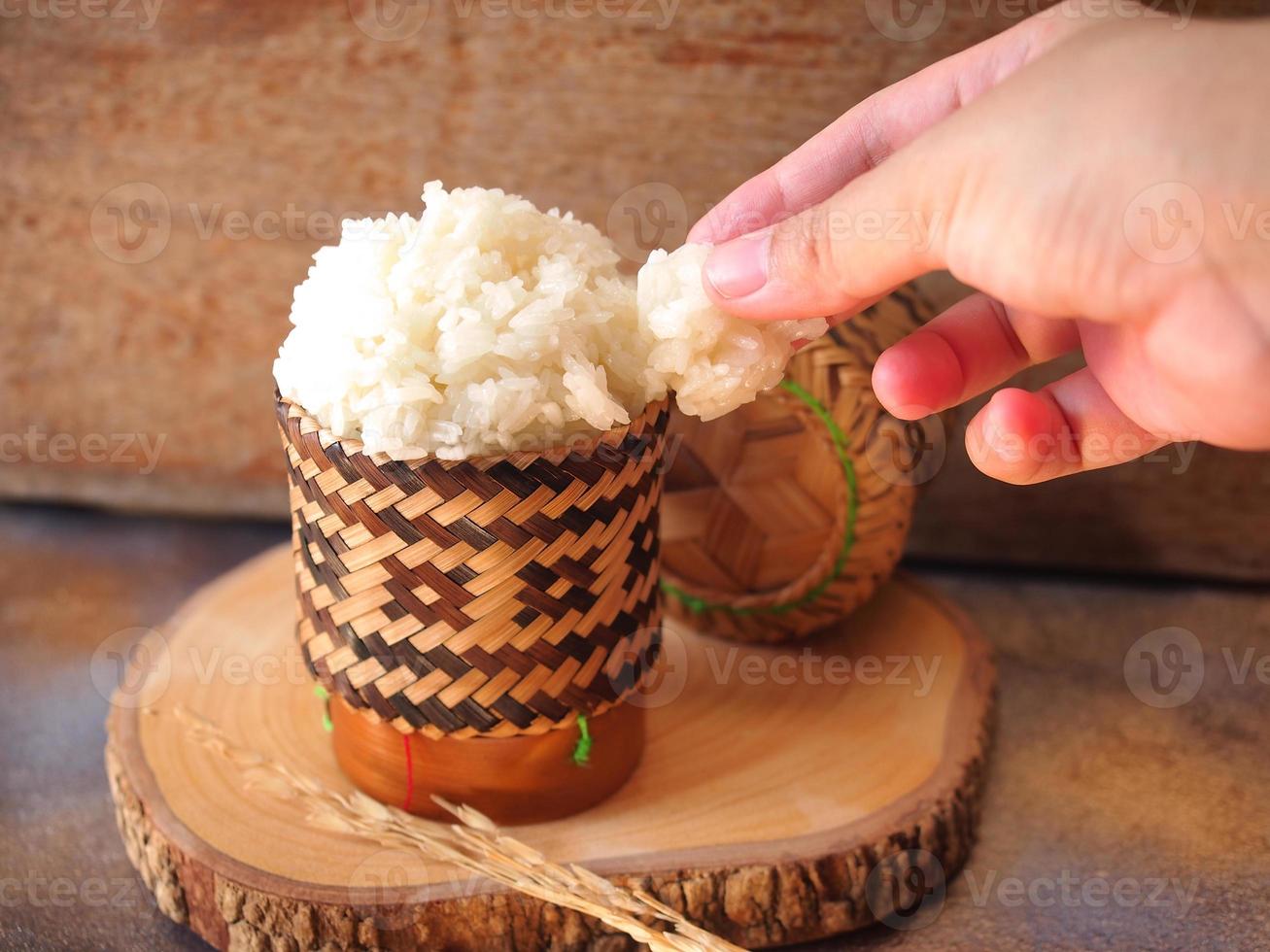 gluant riz dans traditionnel bambou panier. photo