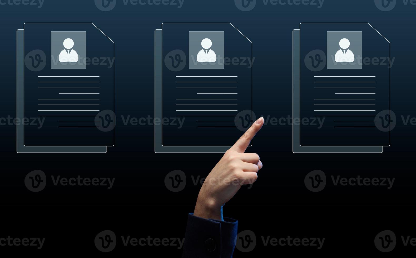 femelle main sélectionne une candidats reprendre sur une virtuel filtrer. le concept de découverte employés, carrière avancement photo