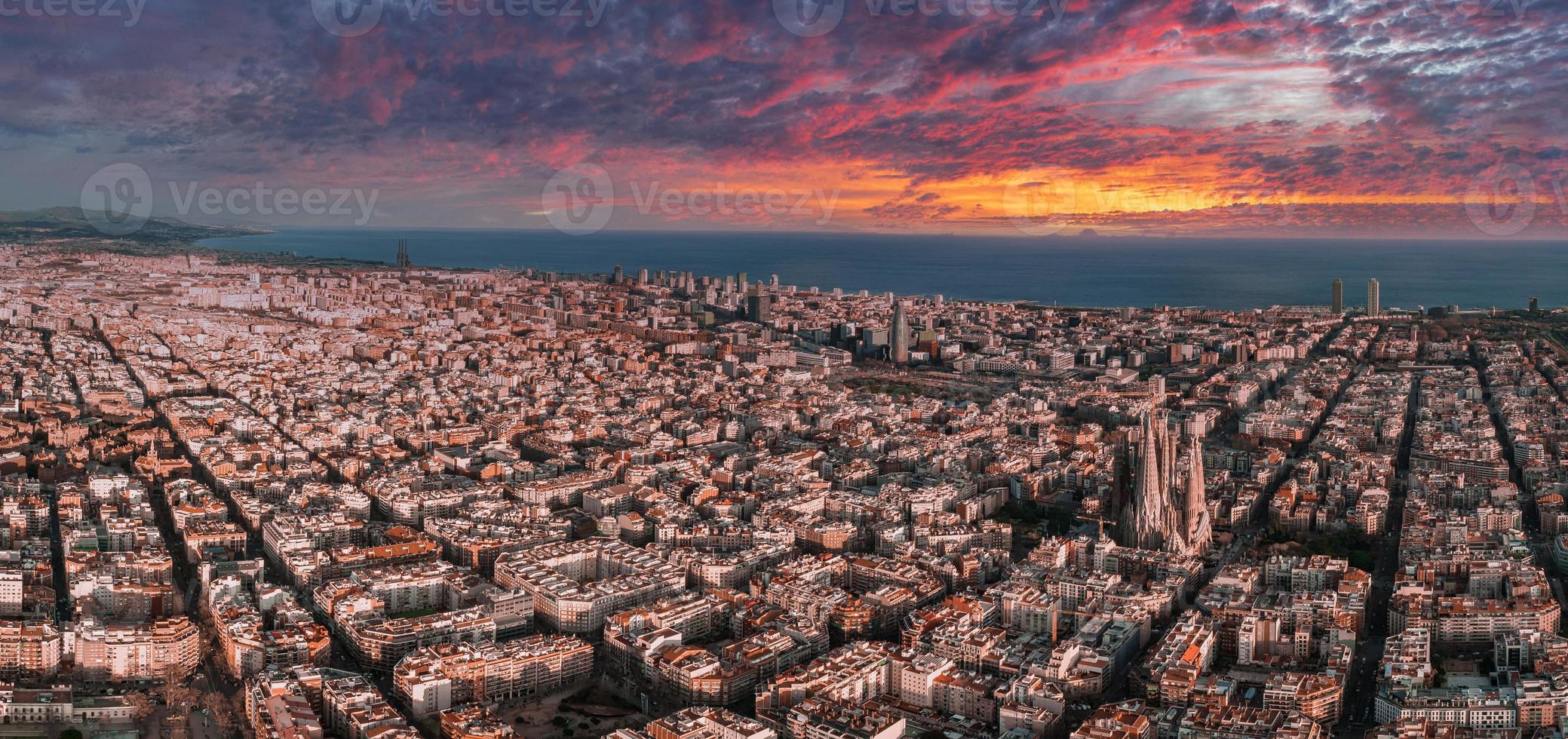 aérien vue de Barcelone ville horizon et sagrada familia cathédrale à le coucher du soleil. photo