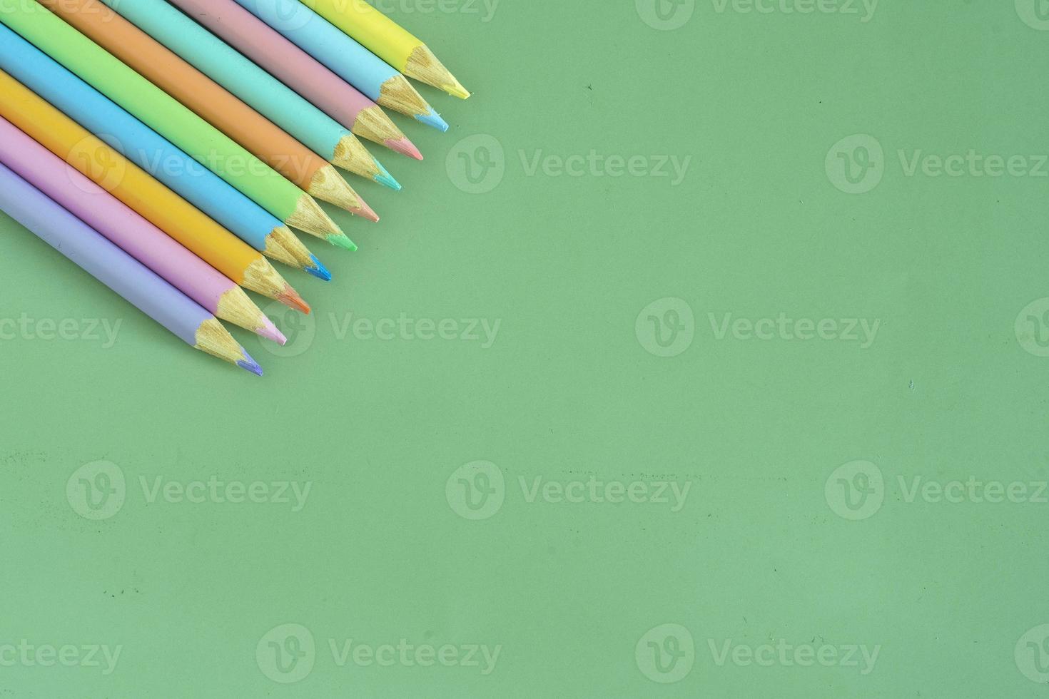 pastel coloré des crayons, Haut vue sur vert arrière-plan, illustration concept, éducation et retour à école photo