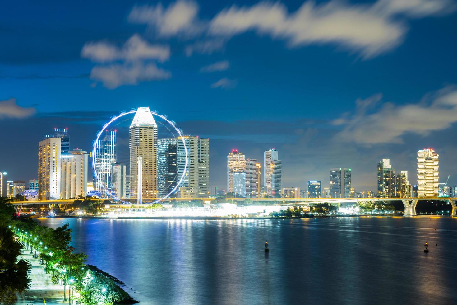 paysage urbain de Singapour la nuit photo