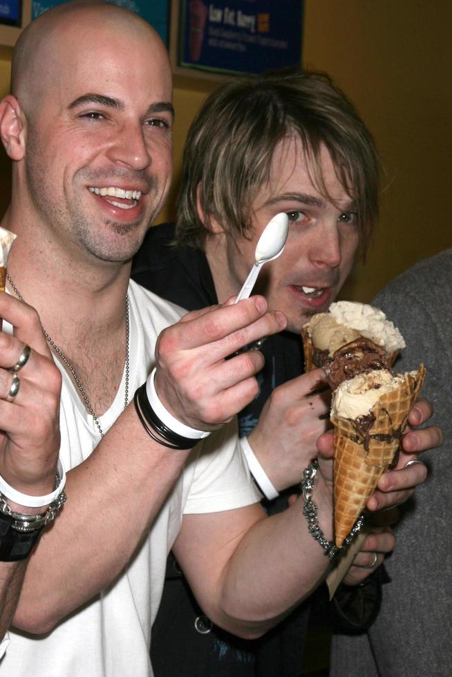 chris daughtry écopant et mangeant de la crème glacée ben et jerry s conférence de presse soutenant un burbank, ca le 7 avril 2008 photo