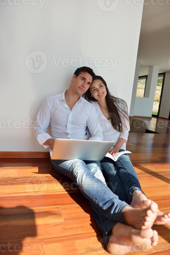 jeune couple détendu travaillant sur un ordinateur portable à la maison photo