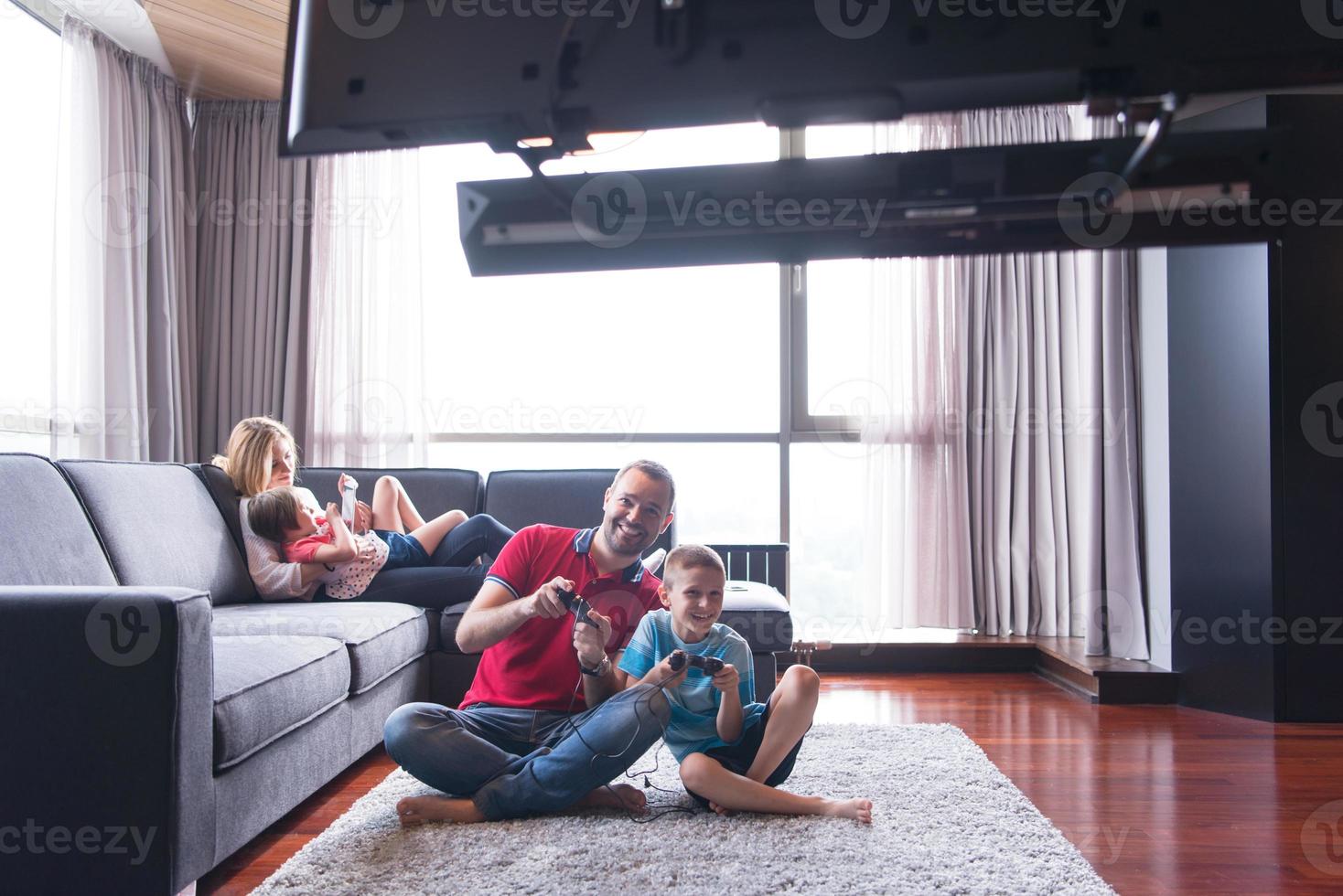 famille heureuse jouant à un jeu vidéo photo