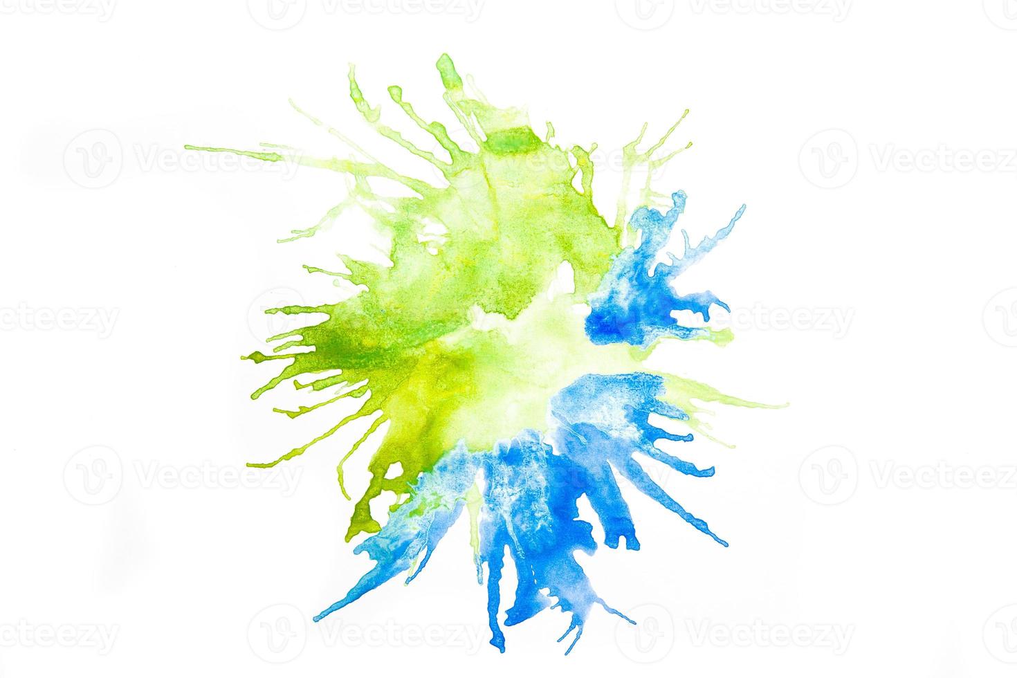 photo de abstrait bleu et vert éclaboussure aquarelle, tiré par soufflant air sur ridé blanc papier.éclaboussures aquarelle fond noir.