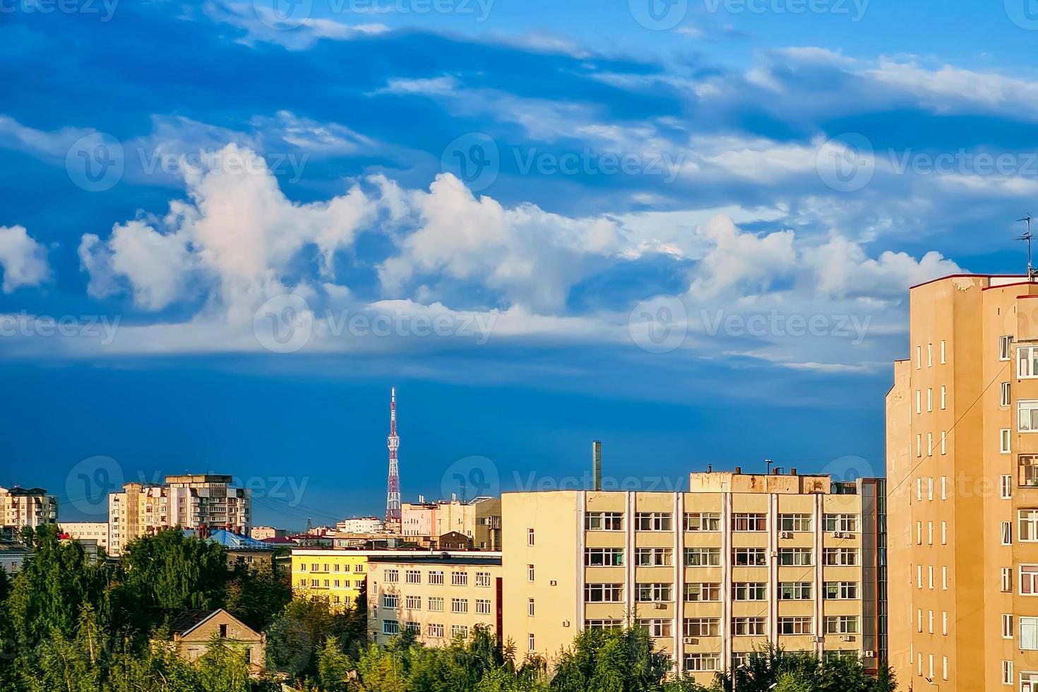 Résidentiel gratte-ciel Maisons. aérien vue de bâtiments dans banlieue photo