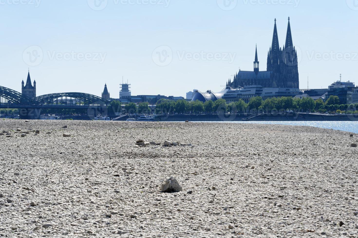 faible l'eau niveau sur le Rhin dans eau de Cologne 2022 photo