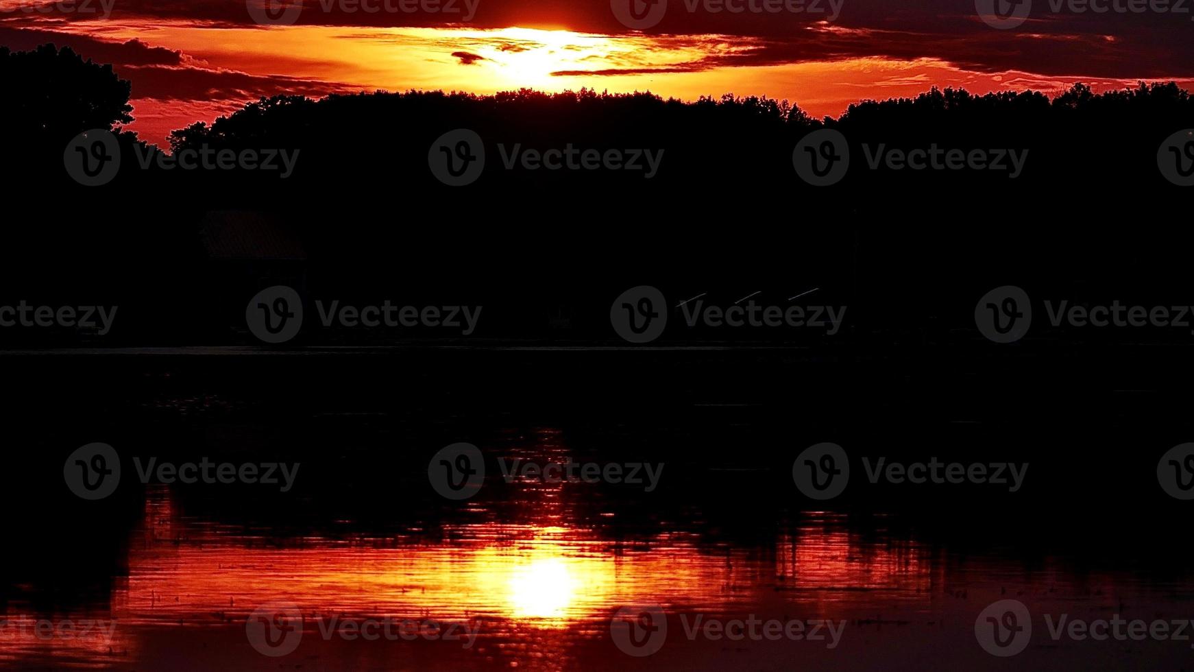 incroyable le coucher du soleil réflexion photo