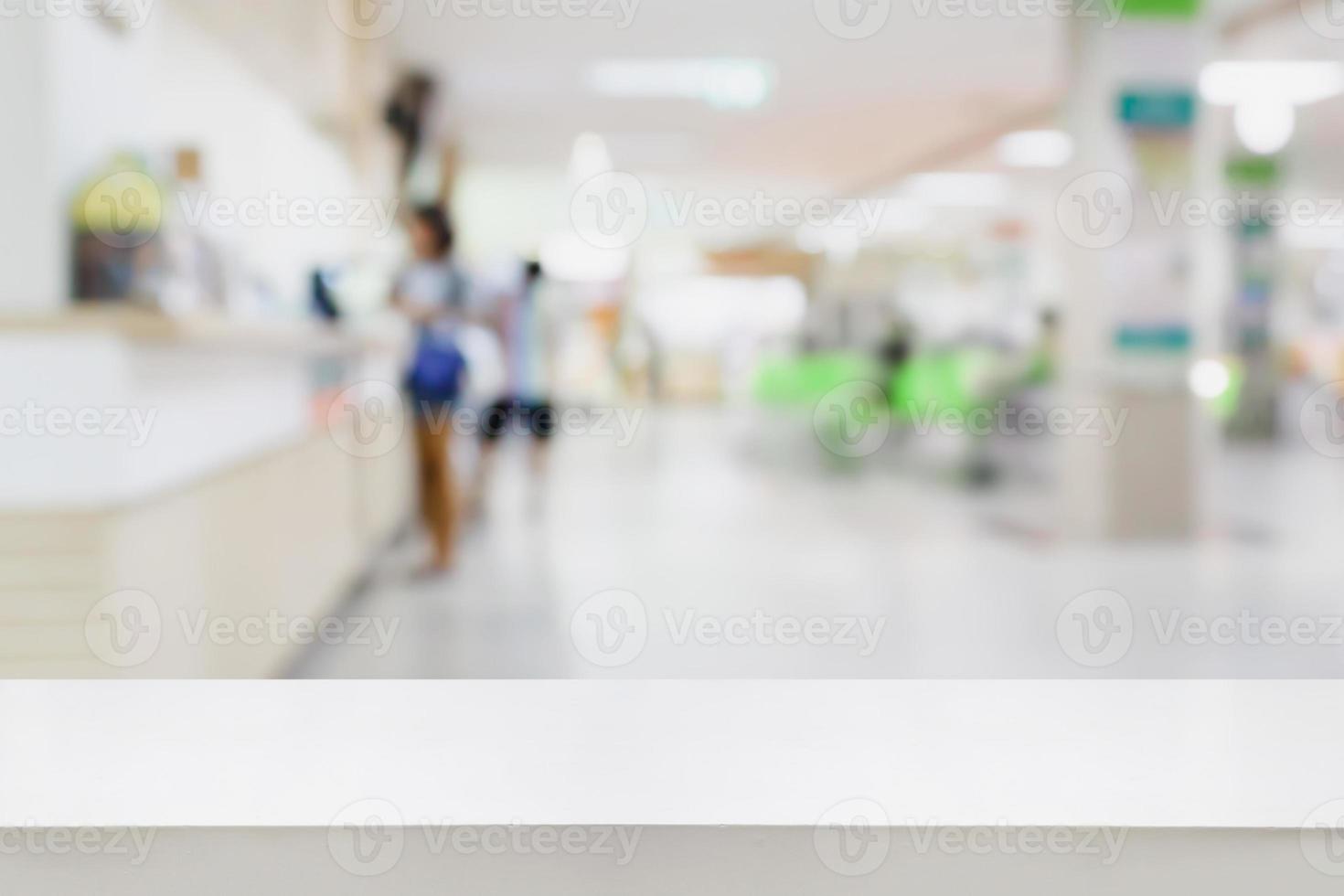 bureau blanc vide avec arrière-plan flou de l'hôpital photo