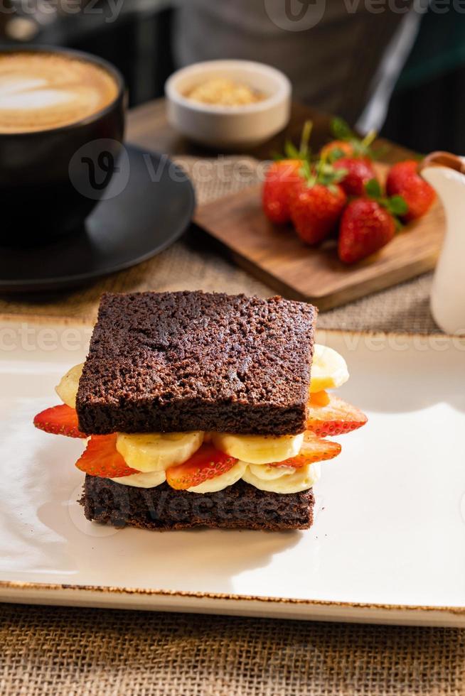 banane et fraise gâteau avec café. fruit dessert présentation. photo