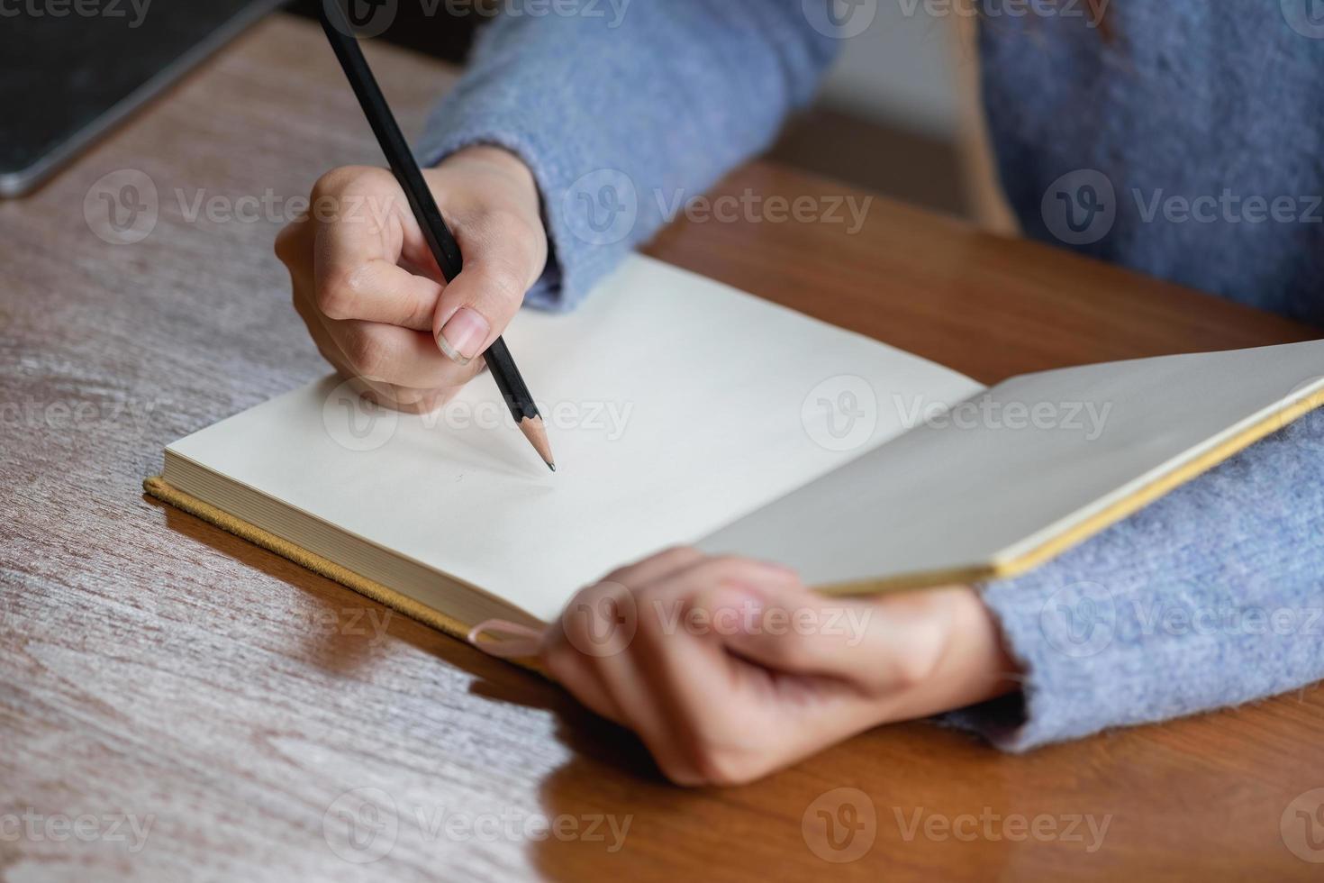 se détendre, déstresser, vacances, s'amuser. les femmes asiatiques prennent des notes de leur propre passé avec bonheur à la maison. photo