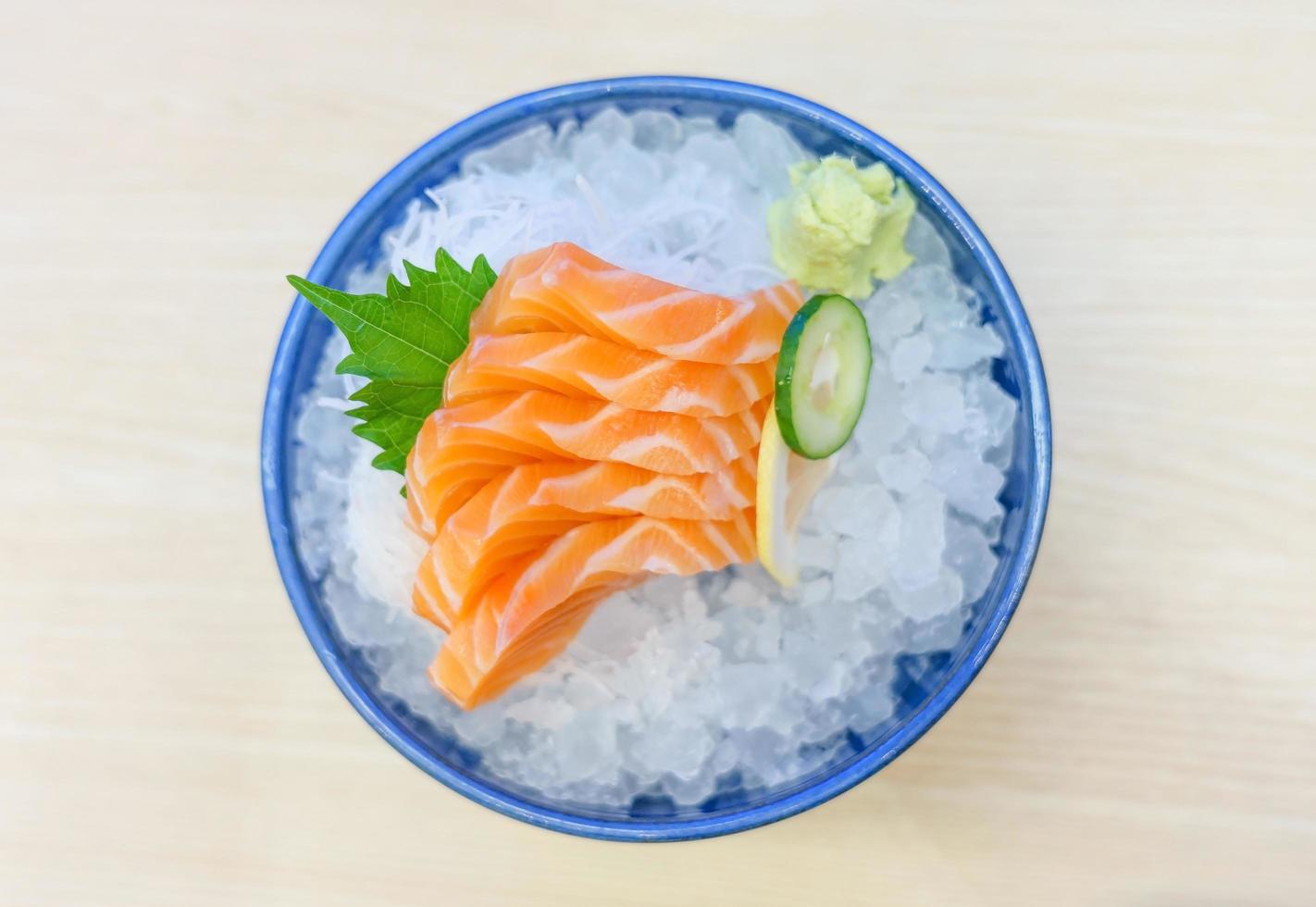 sashimi de saumon sur glace photo