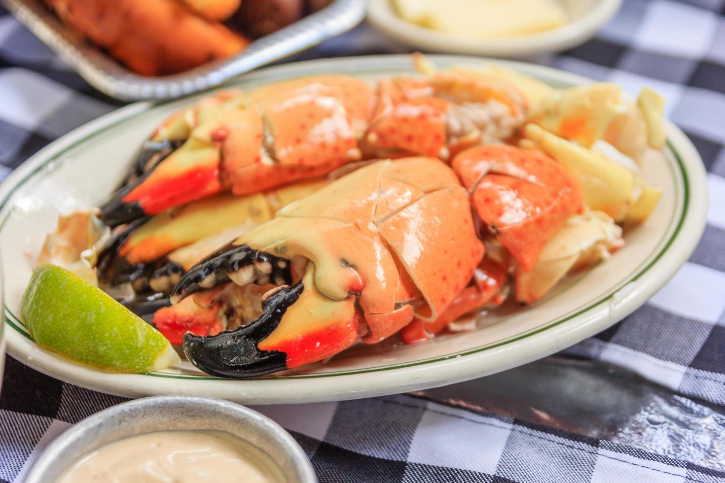 pinces de crabe de pierre au beurre de citron et moutarde photo