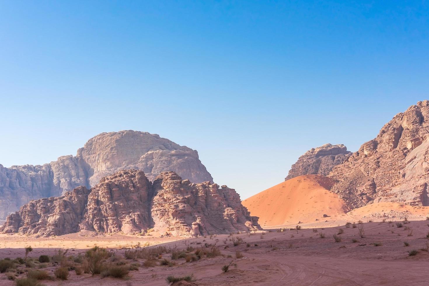 Montagnes rouges du désert de Wadi Rum en Jordanie photo