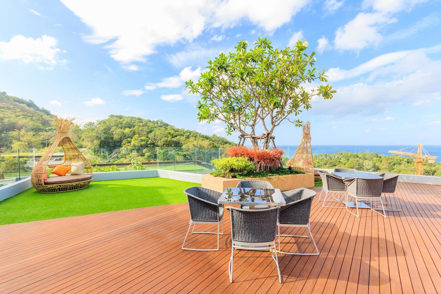 terrasse de l'immeuble d'appartements à phuket, thaïlande, 2017 photo