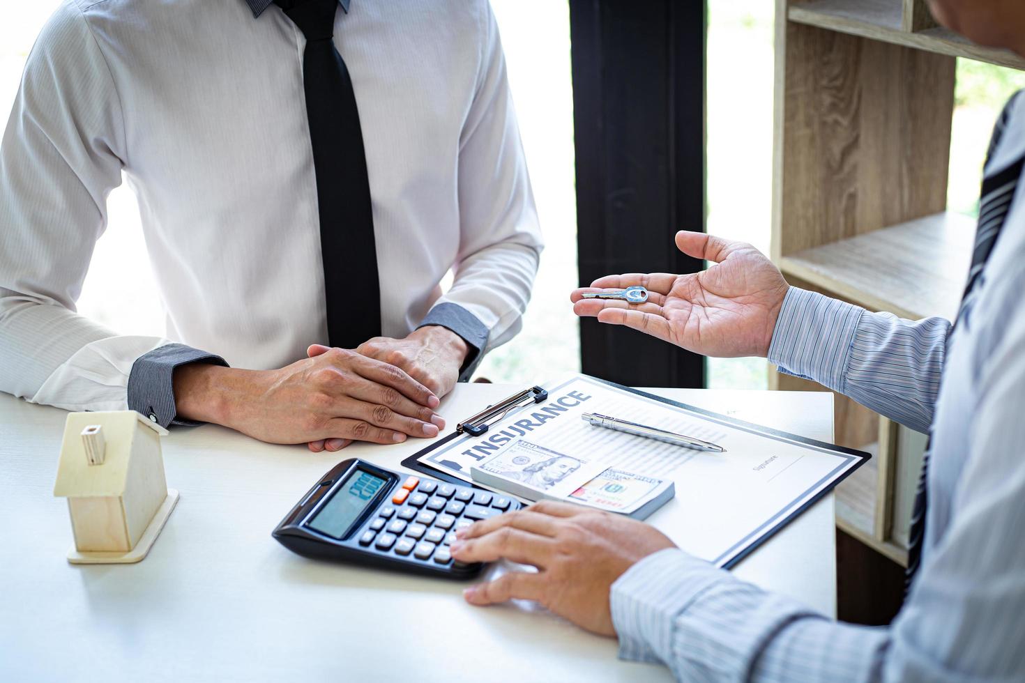 formulaires d'assurance avec calculatrice, argent liquide et clés photo