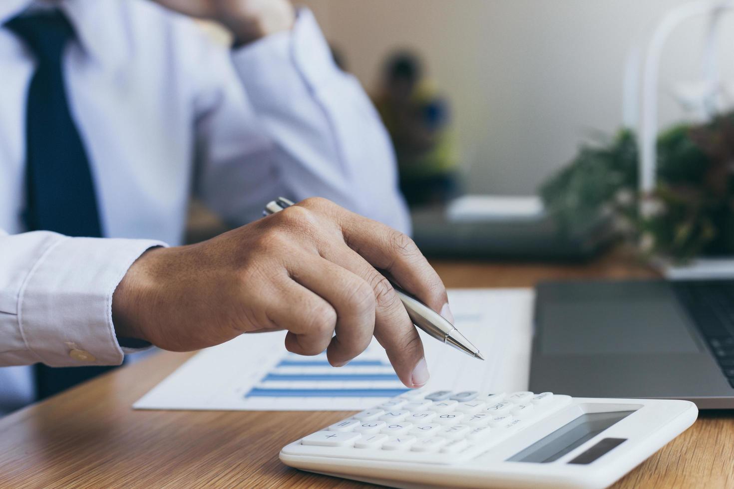 homme d'affaires à l'aide d'une calculatrice photo