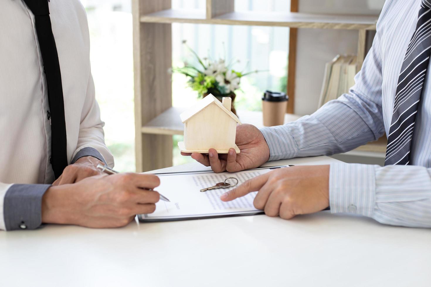 personnes qui remplissent des contrats de logement photo