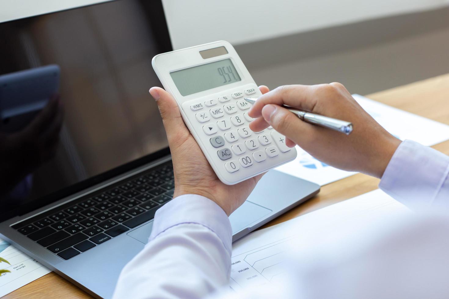 homme d'affaires à l'aide d'une calculatrice photo