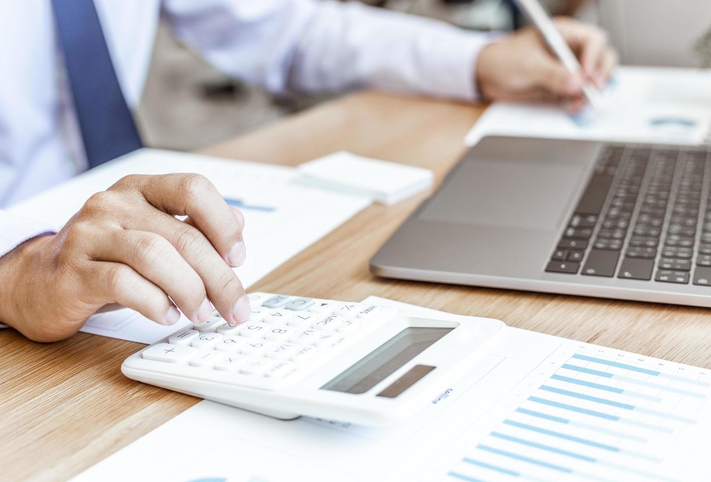 homme d'affaires à l'aide d'une calculatrice photo