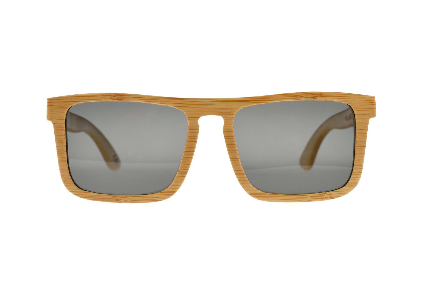 lunettes de soleil en bois clair sur blanc photo