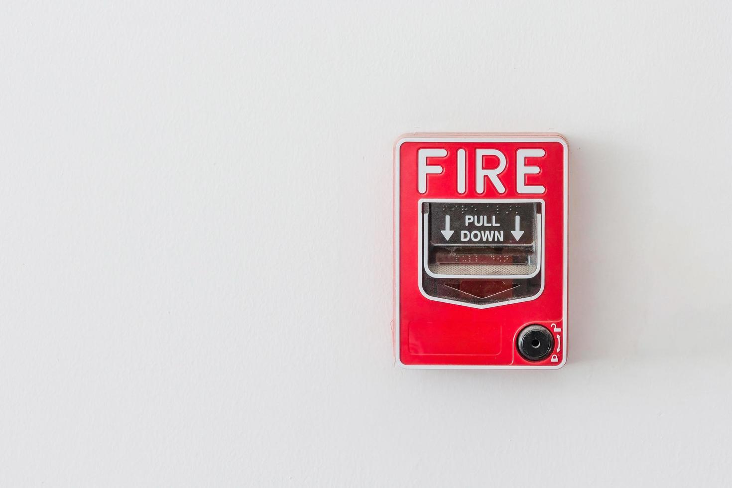 interrupteur d'alarme incendie sur mur blanc photo