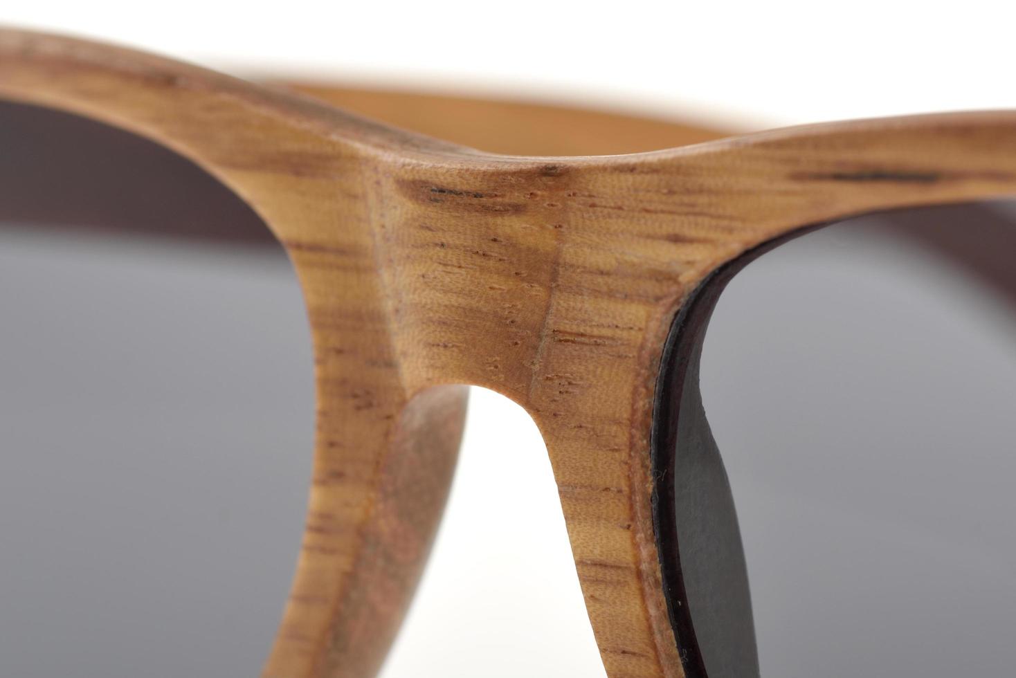 Gros plan de lunettes de soleil en bois clair photo