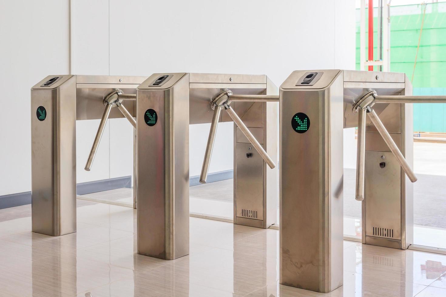 porte d'entrée dans un immeuble de bureaux photo