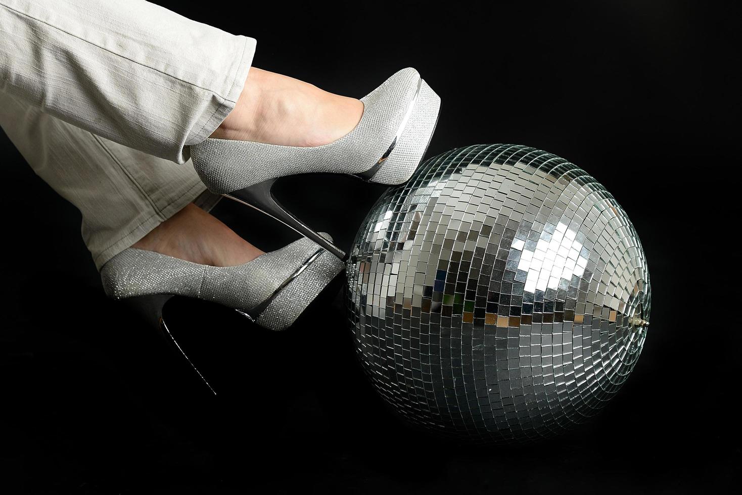 talons sur une boule disco photo