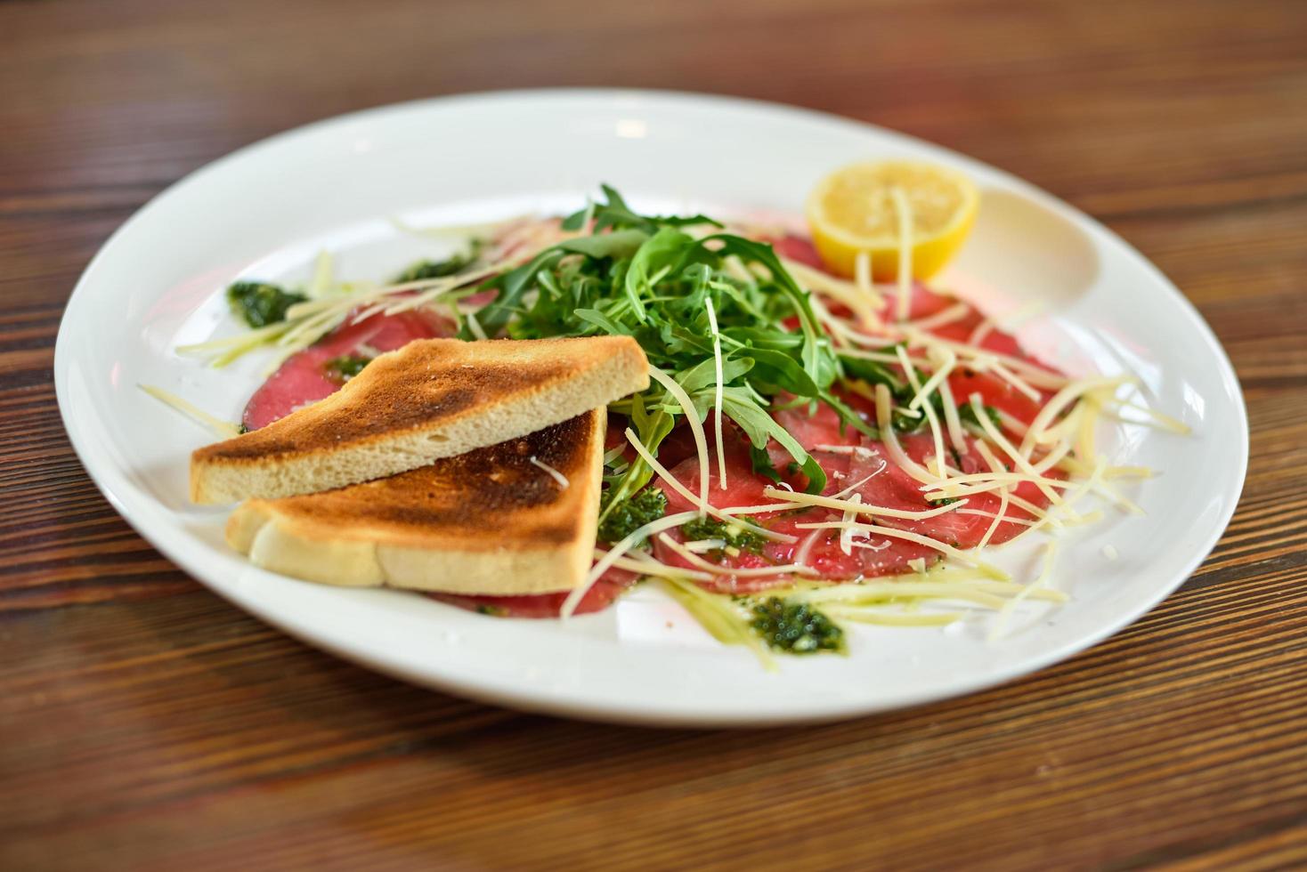 carpaccio sur une assiette photo