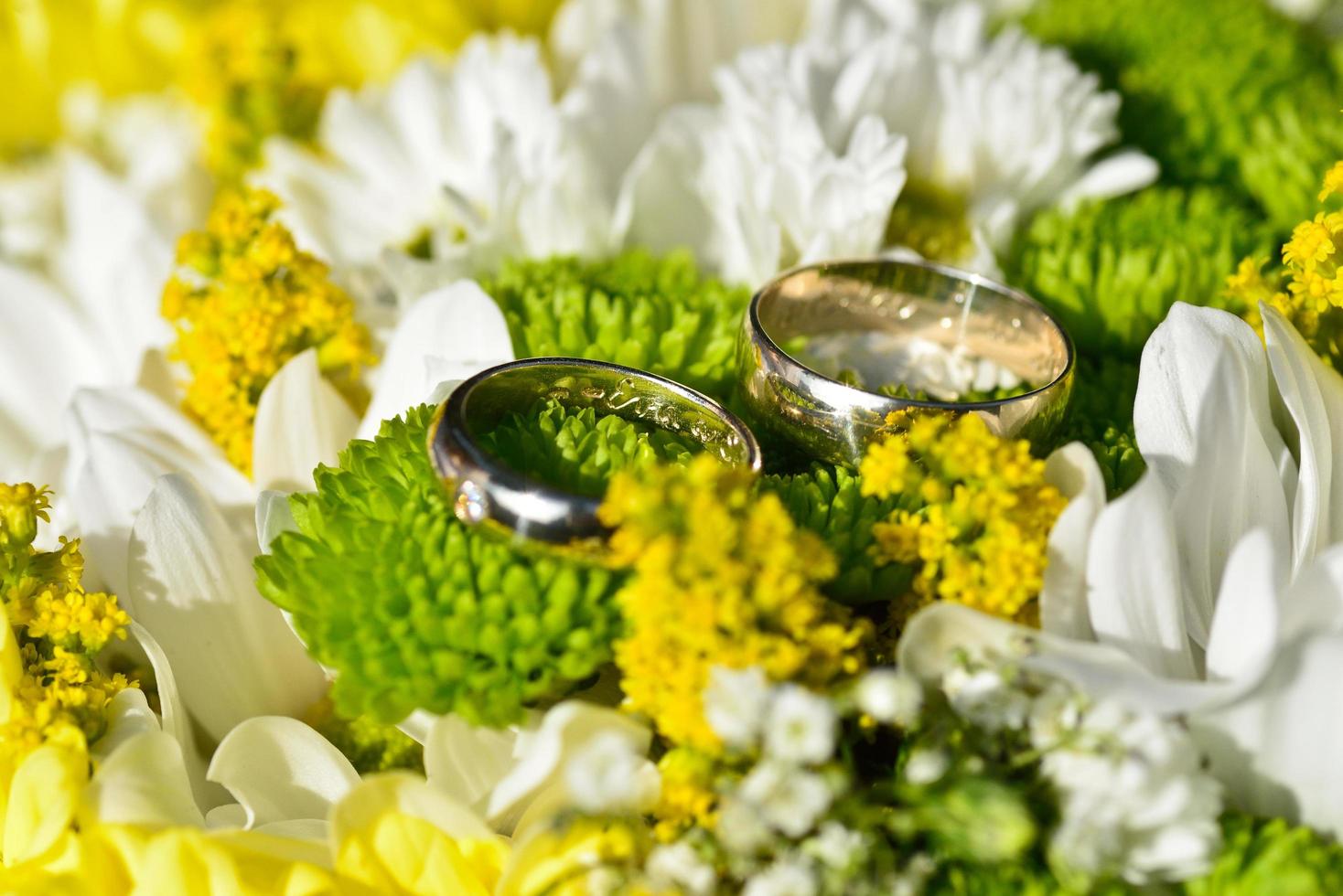 anneaux de mariage en argent sur un bouquet photo