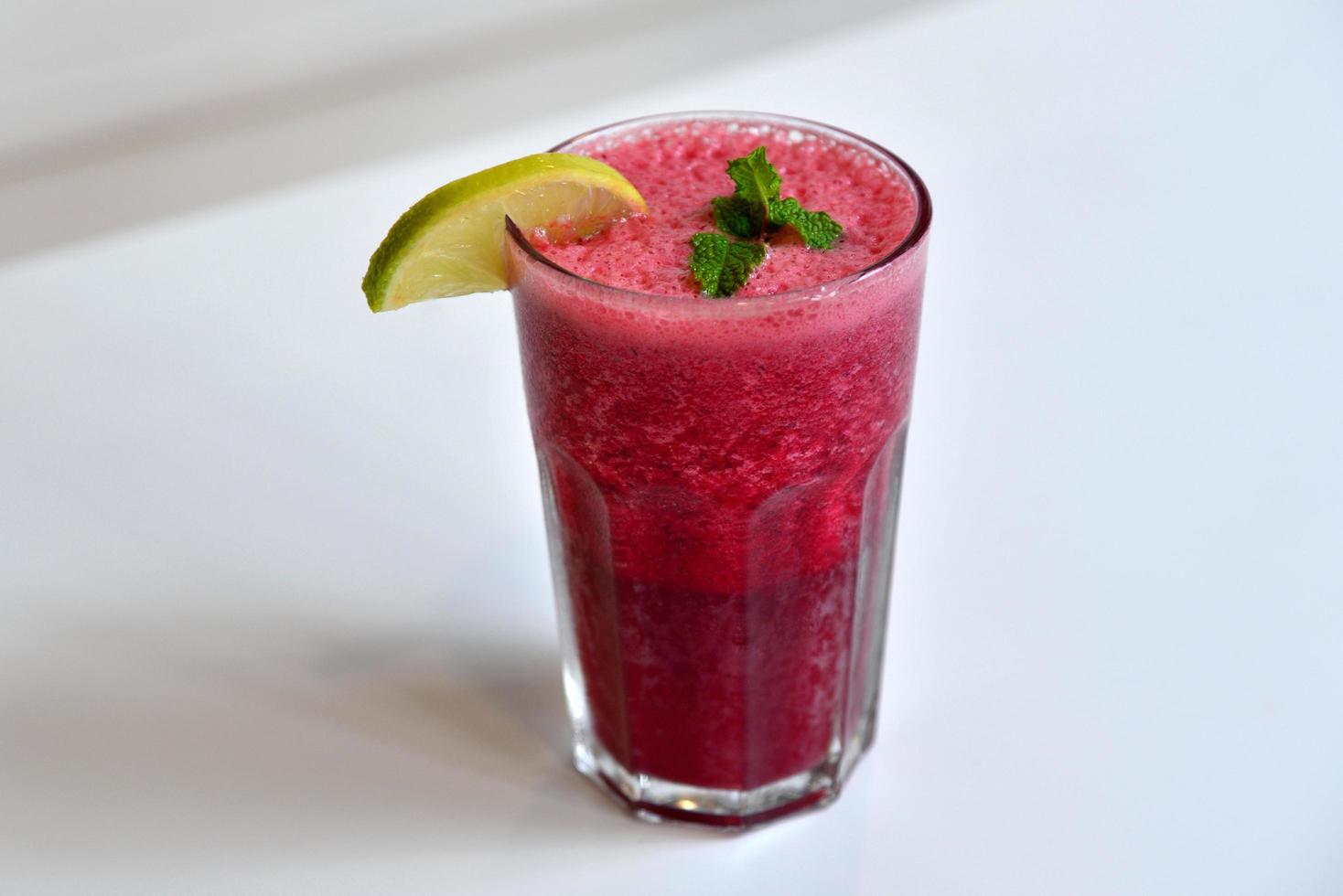 smoothie rouge dans un verre photo