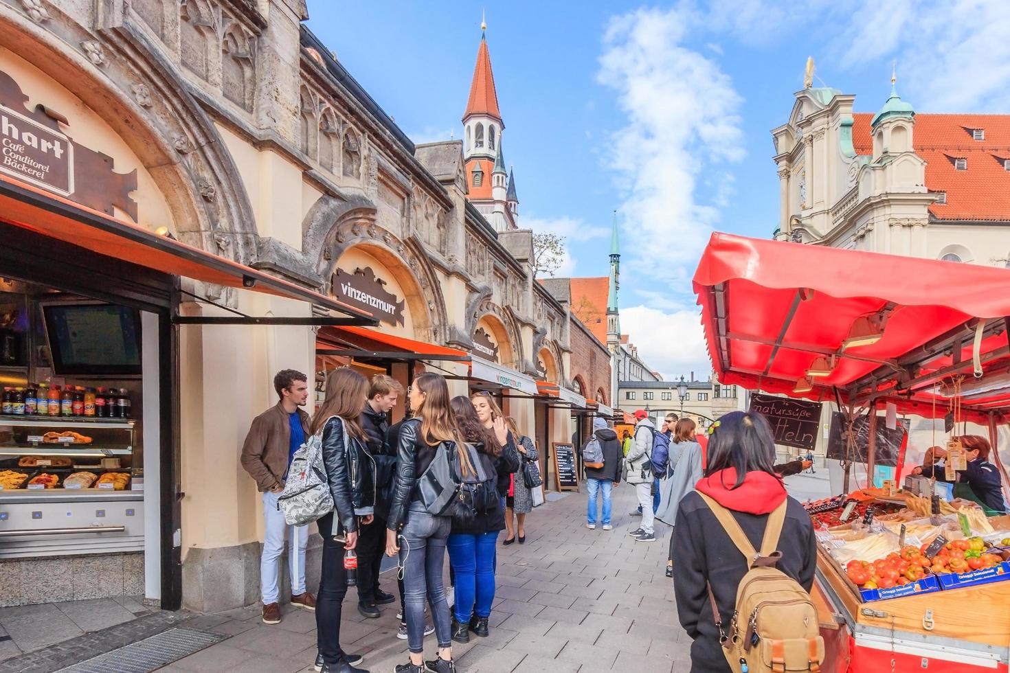 Les piétons au viktualienmarkt à Munich, Allemagne, 2016 photo