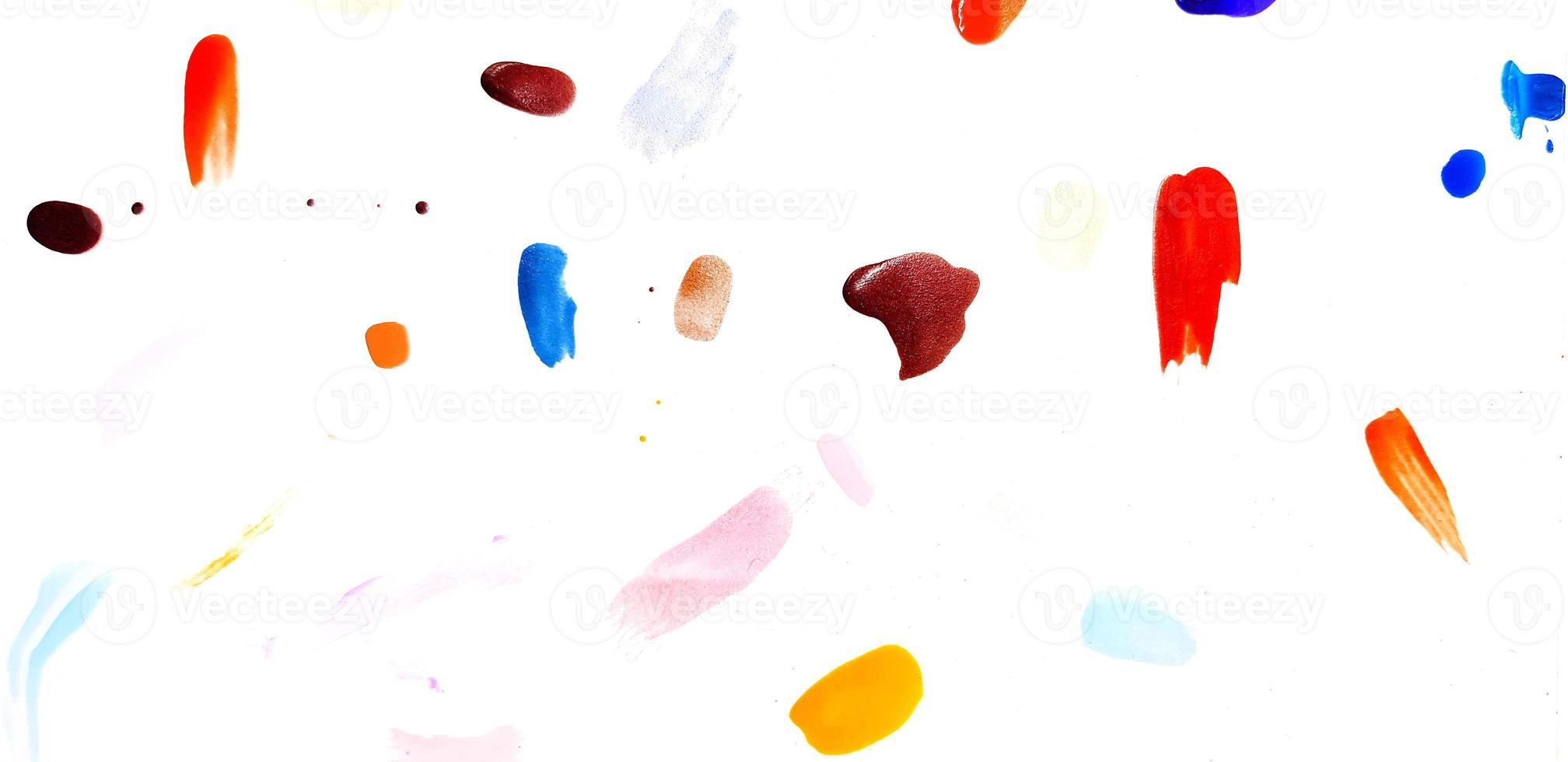 coloré de vernis à ongles peint, taché ou isolé sur du papier testeur de tampon blanc pour le fond. art ou papier peint abstrait et concept de mode de beauté photo