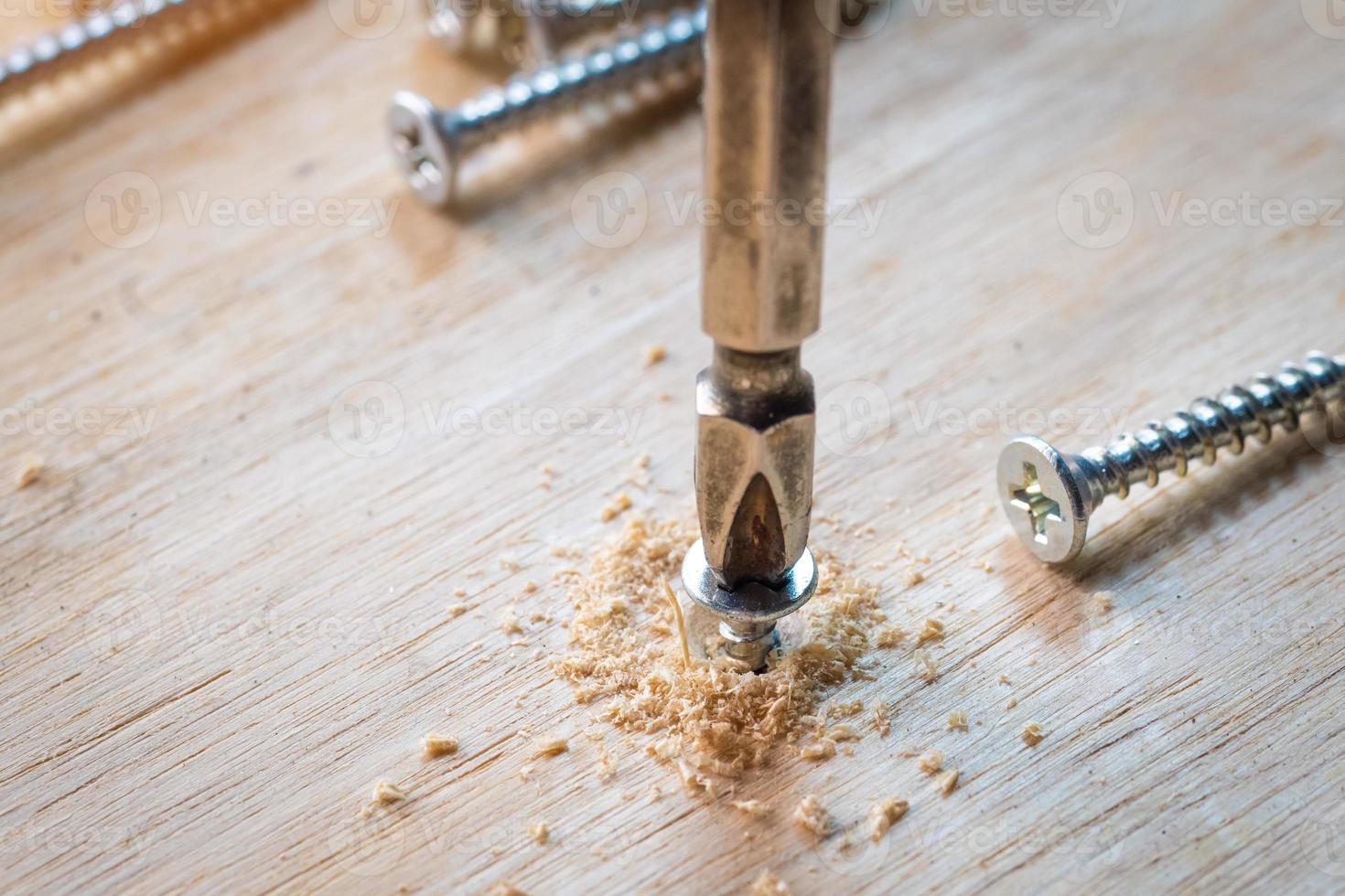 Charpentier utilisation sans fil percer conduire le vis sur en bois assiette avec fraiser bit à percer tous les deux une pilote trou ,DIY fabricant et travail du bois concept. sélectif concentrer photo