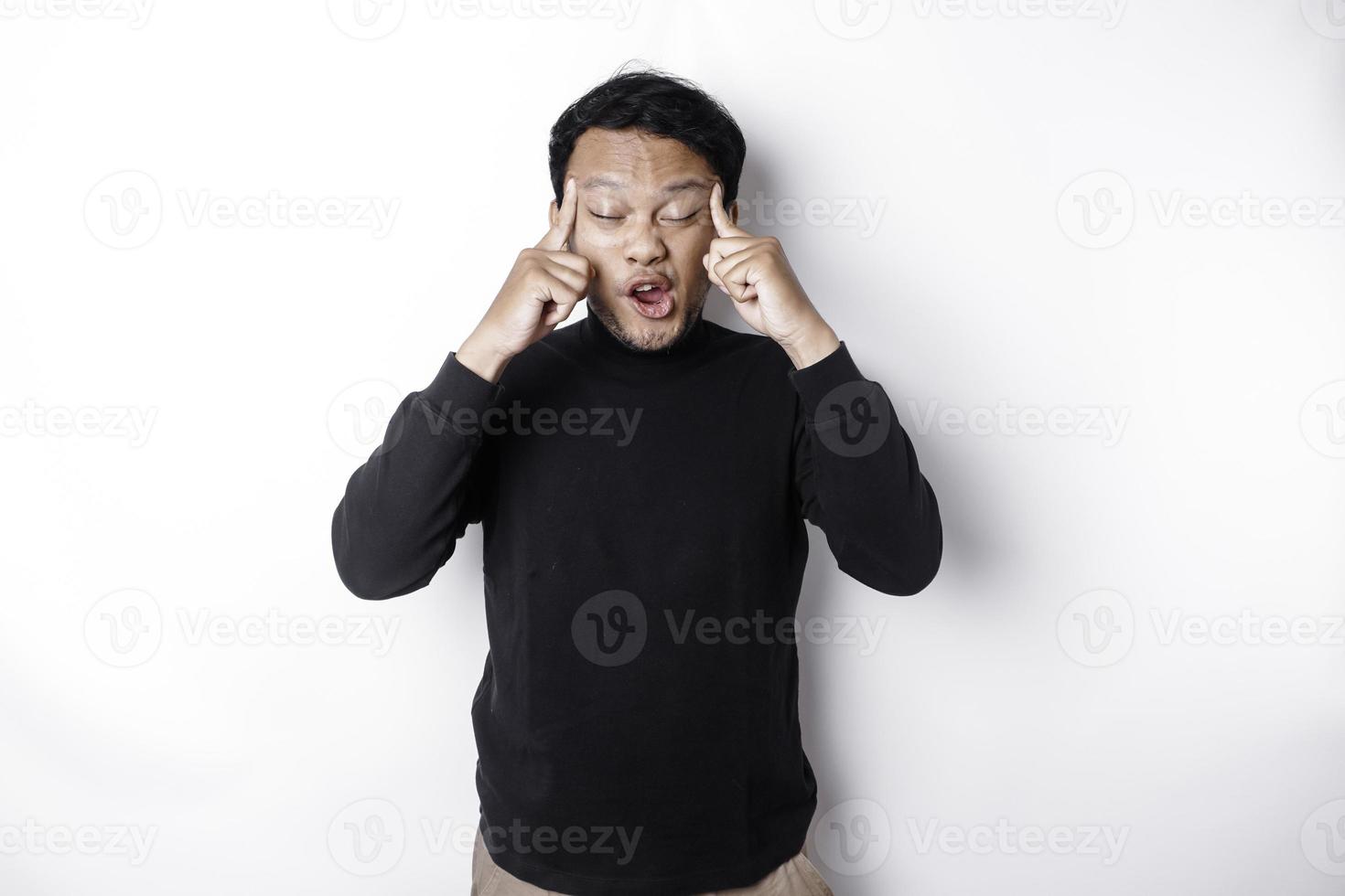 une portrait de un asiatique homme portant une noir chemise isolé par blanc Contexte regards déprimé photo