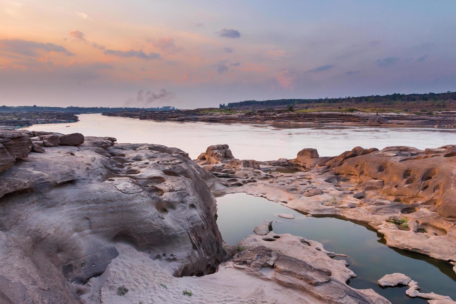 incroyable sam phan bok et grand canyon à ubon, en thaïlande. photo