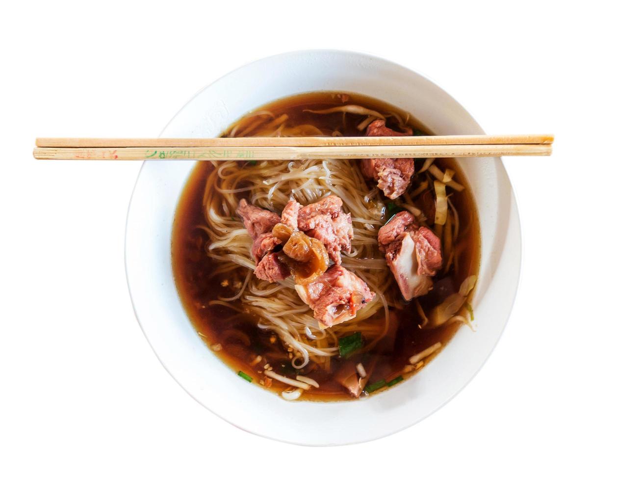 thaïlandais nouille soupe avec Viande avec coupure chemin. photo