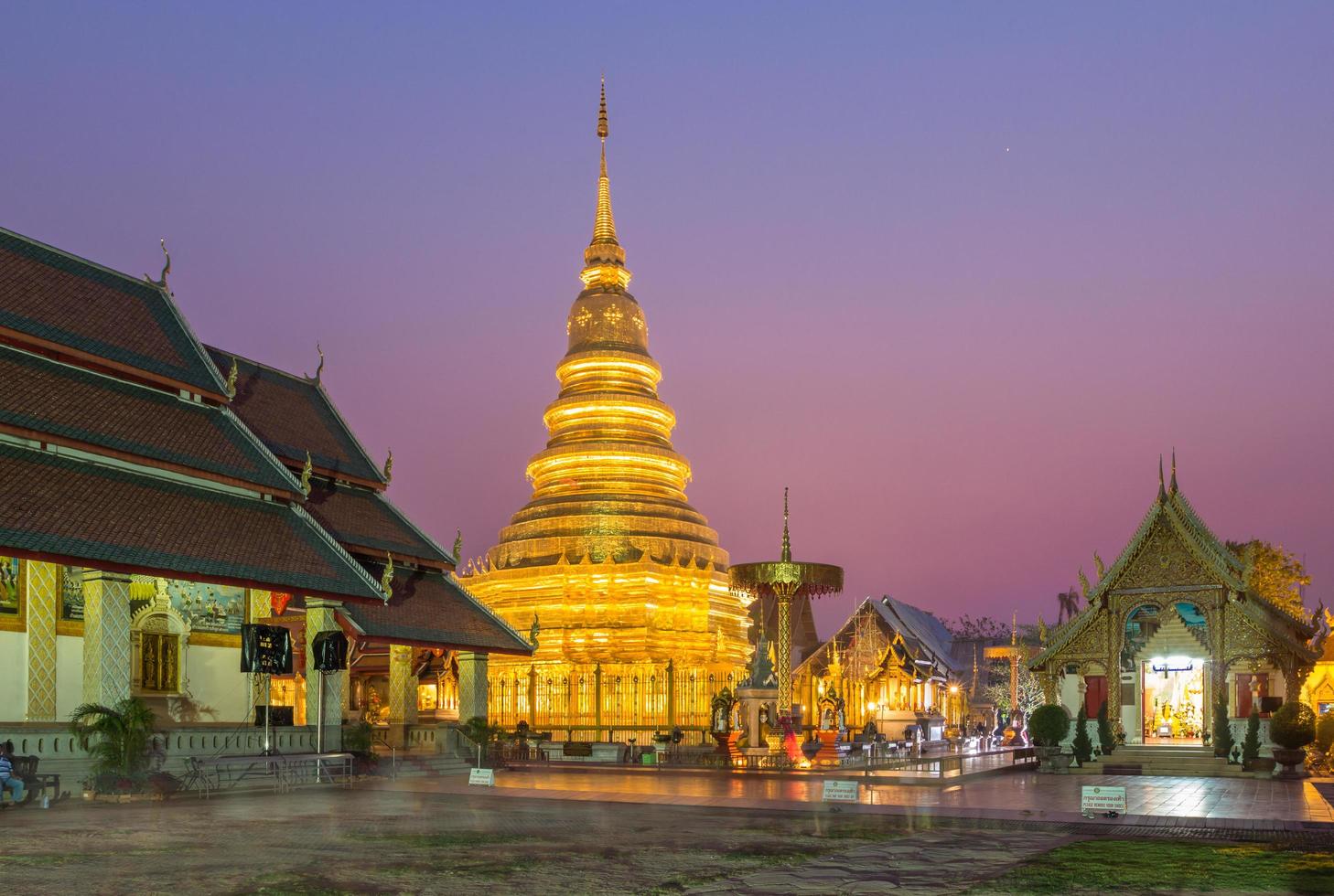 temple phra cette haripunchai dans lamphum, Province chang Mai, Thaïlande photo